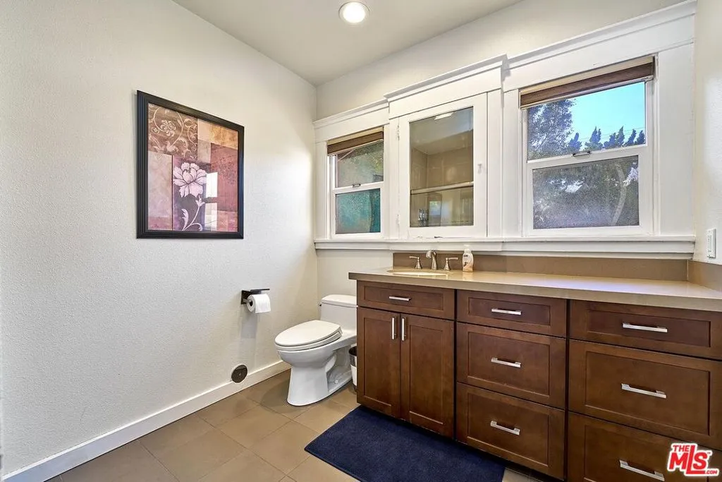 691 S Norton Avenue, Los Angeles, California 90005 home-pic-23