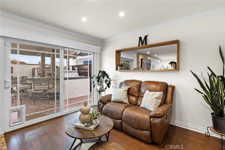 Extra sitting area or dining area, you choose!