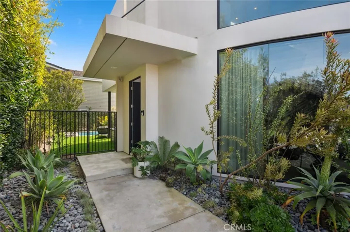 Don’t miss this opportunity to reside in one of Laguna Beach’s most sought-after locations, offering a perfect balance of tranquility and accessibility to nature.
