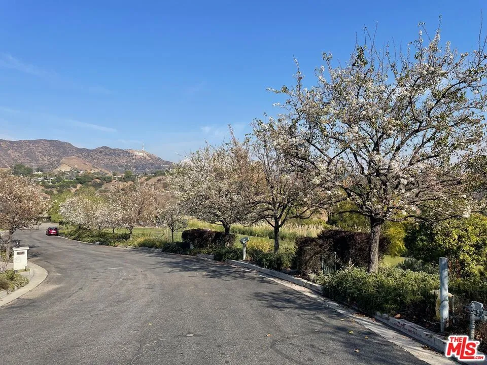 2729 Hollyview Court, Los Angeles, California 90068 home-pic-32