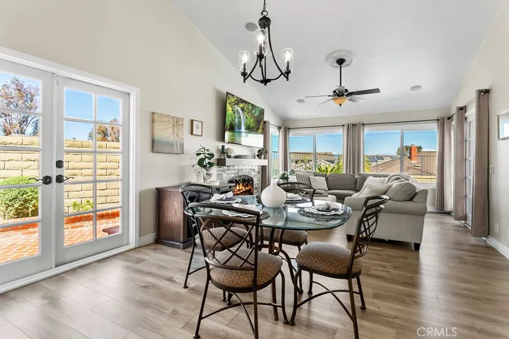 Casual dining between kitchen and family room