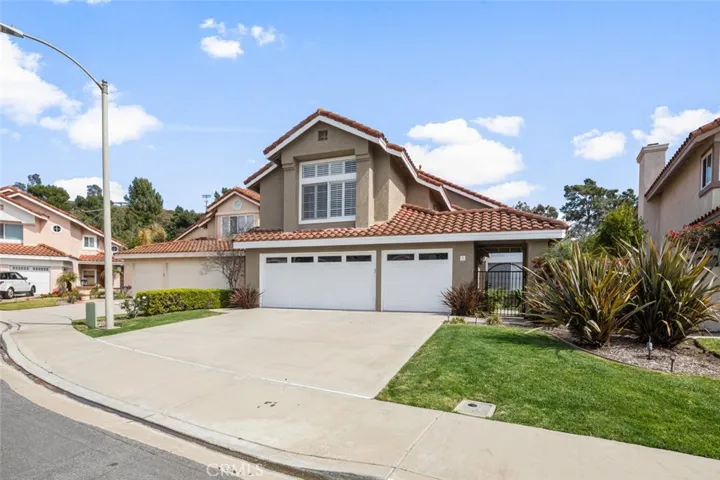 Large lot on a highly desirable mini cul-de-sac. Gated courtyard entry. Extra  long driveway.