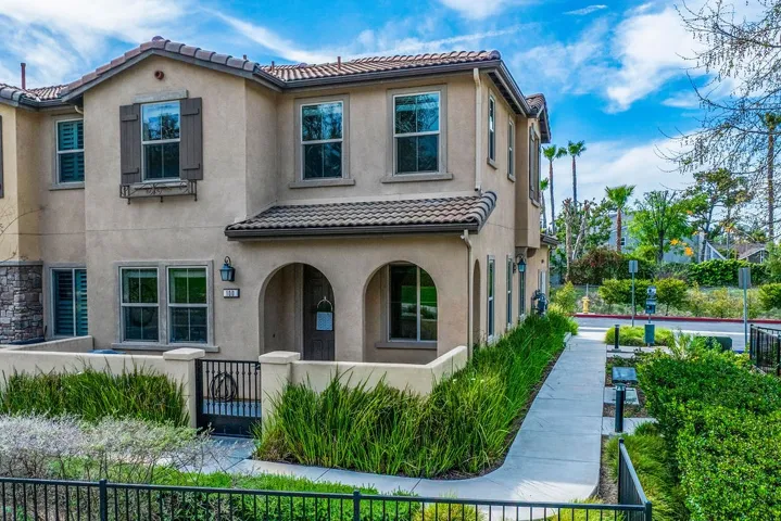 End unit townhome