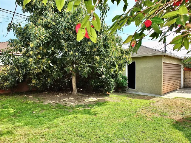 Side door to the 2 car garage