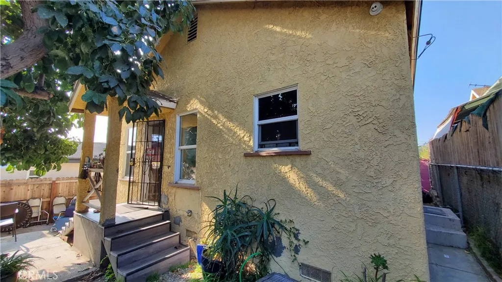 1713 S Berendo Street, Los Angeles, California 90006 home-pic-13