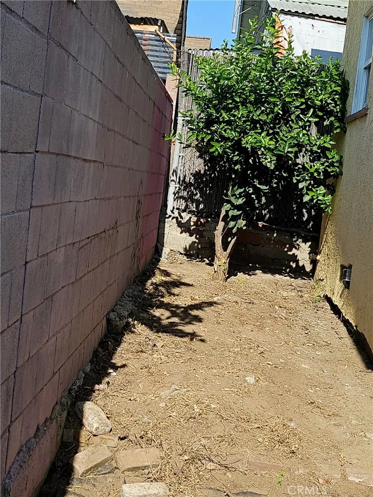 1713 S Berendo Street, Los Angeles, California 90006 home-pic-17