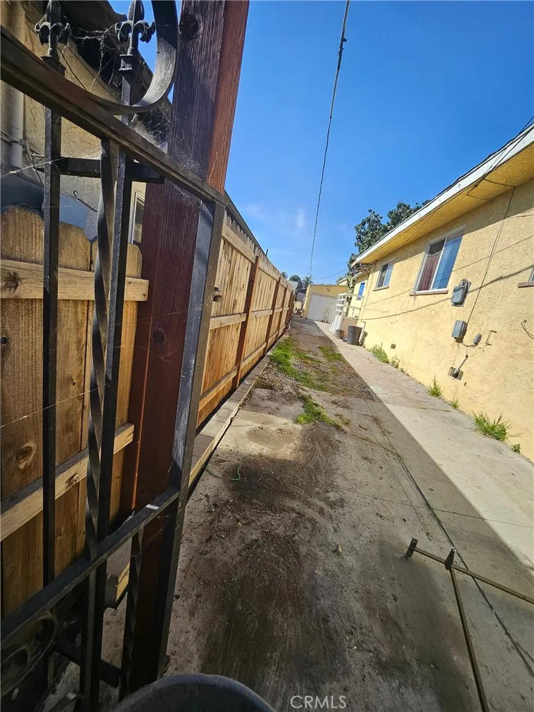 1713 S Berendo Street, Los Angeles, California 90006 home-pic-5