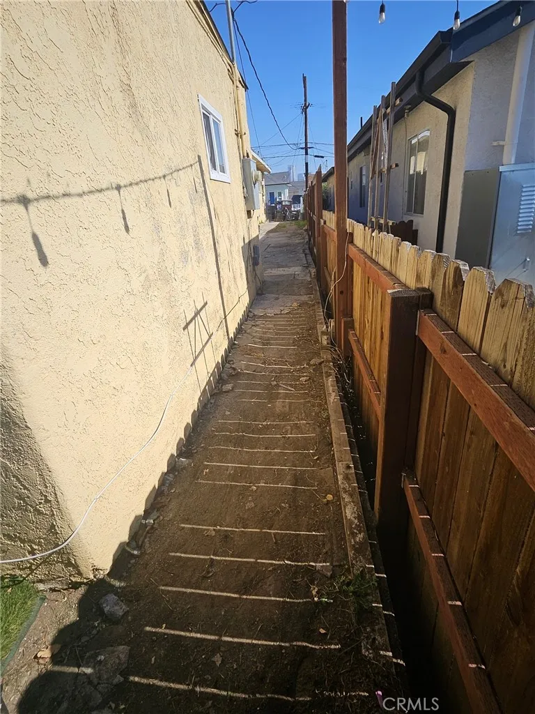 1713 S Berendo Street, Los Angeles, California 90006 home-pic-8