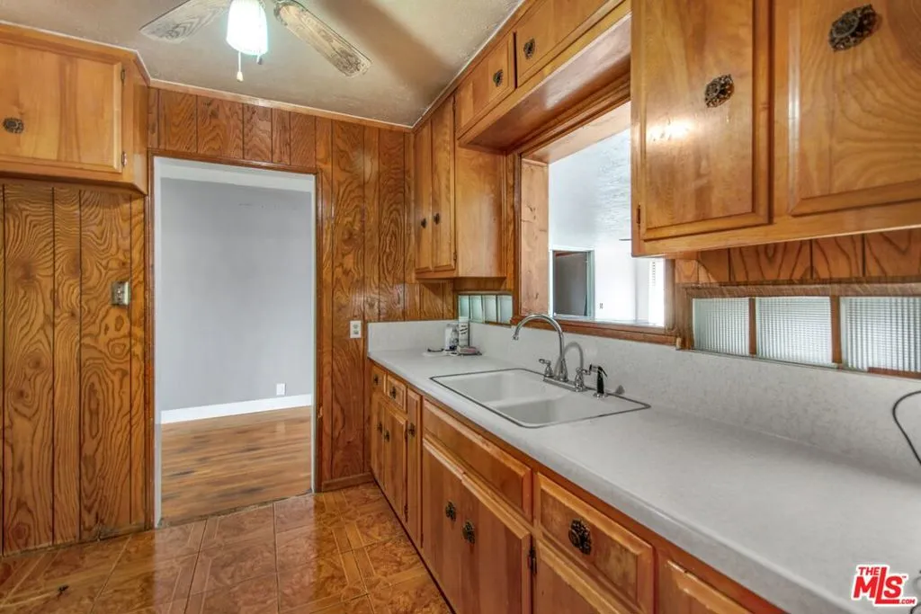 724 W Plum Street, Compton, California 90222 home-pic-10