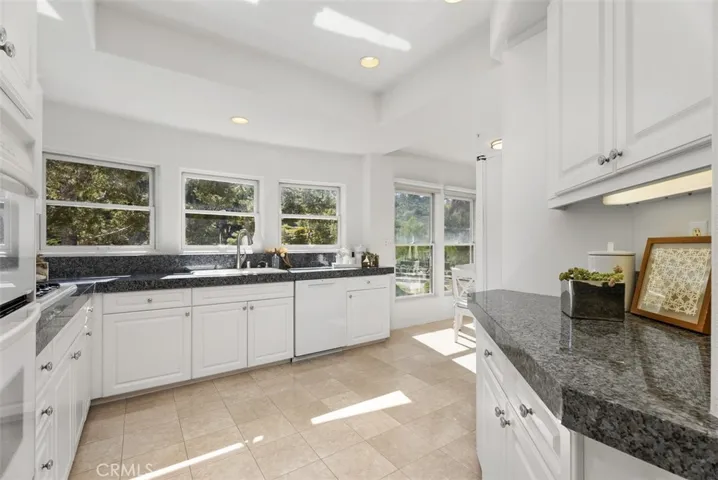 Large, spacious and light kitchen
