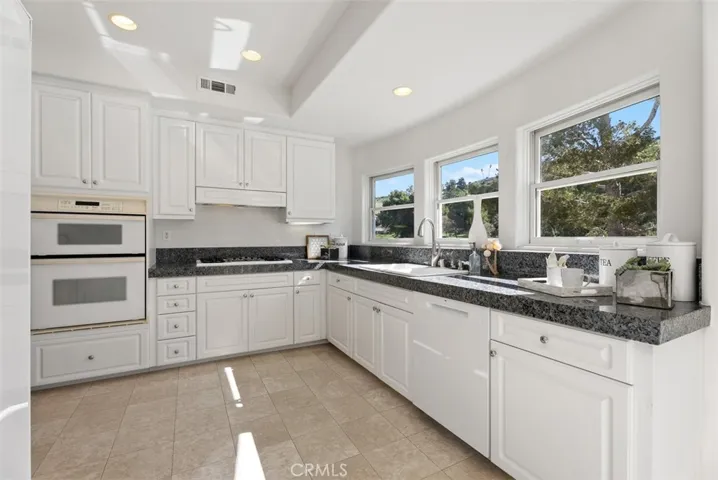 Large, spacious and light kitchen