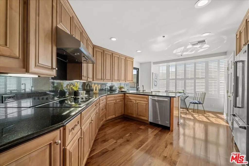 10724 Wilshire Boulevard 311, Los Angeles, California 90024 home-pic-7