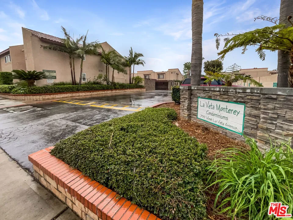700 W La Veta Avenue H7, Orange, California 92868, 3 Bedrooms Bedrooms, ,3 BathroomsBathrooms,Residential,For Sale,La Veta,25511003