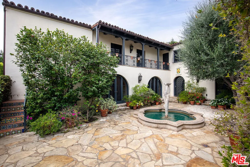 703 Walden Drive, Beverly Hills, California 90210, 4 Bedrooms Bedrooms, ,5 BathroomsBathrooms,Residential,For Sale,Walden,25509345