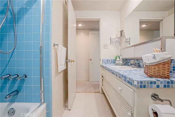 Full Hallway Bathroom