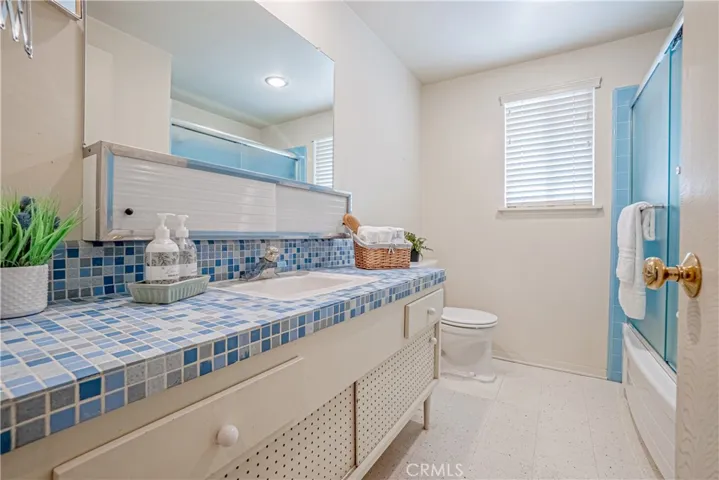 Full Hallway Bathroom