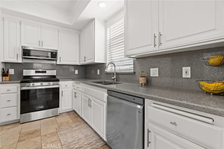 Quartz Countertops in Kitchen.