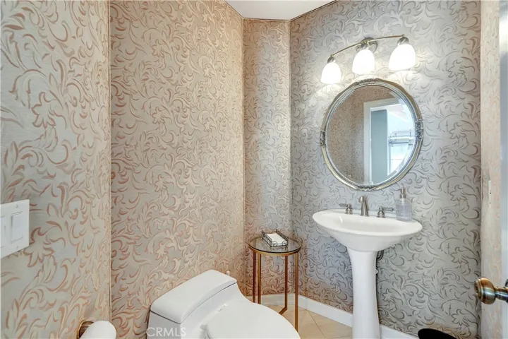 Upstairs guest 1/2 bath