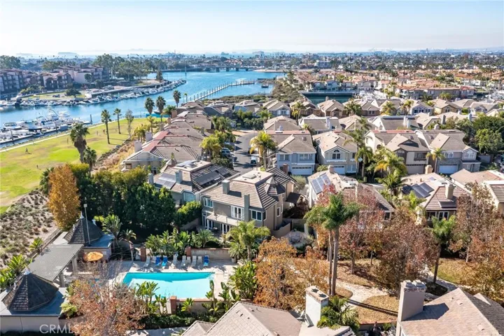 Bay Harbour is a unique waterfront community featuring 2 swimming pools and spas, tennis/pickle-ball courts, green belts, and is in close proximity to major freeways, Marine Stadium, Belmont Shore fine dining and shopping, CSULB and the stylish 2nd & PCH Shopping/Entertainment Center