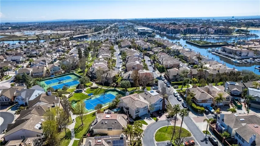 Bay Harbour is a unique waterfront community featuring 2 swimming pools and spas, tennis/pickle-ball courts, green belts, and is in close proximity to major freeways, Marine Stadium, Belmont Shore fine dining and shopping, CSULB and the stylish 2nd & PCH Shopping/Entertainment Center