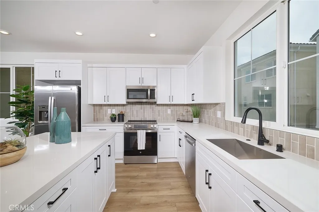 6052 Fairfax Drive, Eastvale, California 92880 home-pic-6