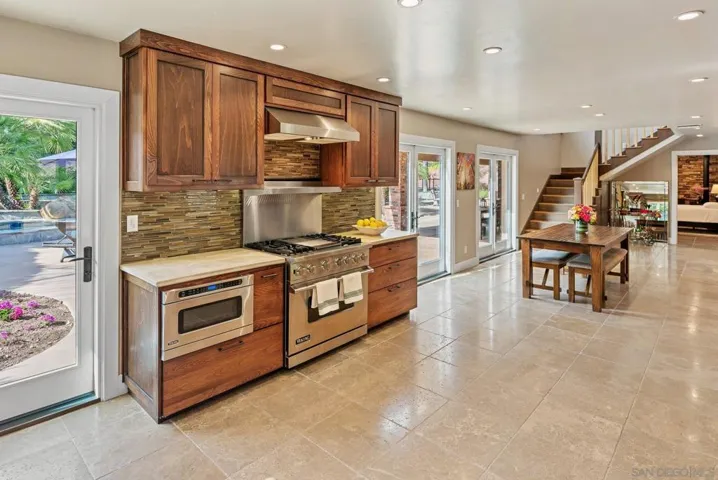 Appliances include Viking range/oven and microwave