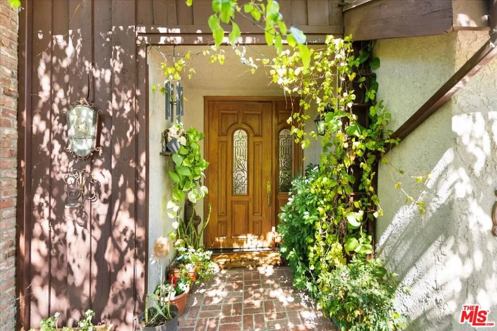 9697 Moorgate Road, Beverly Hills, California 90210 home-pic-2