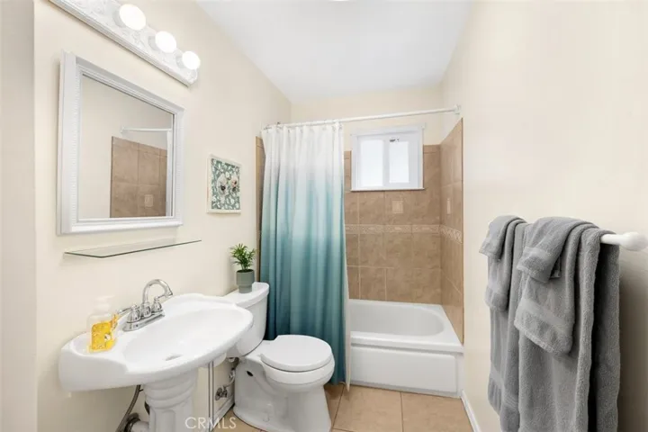 Hallway Bathroom with Shower & Tub