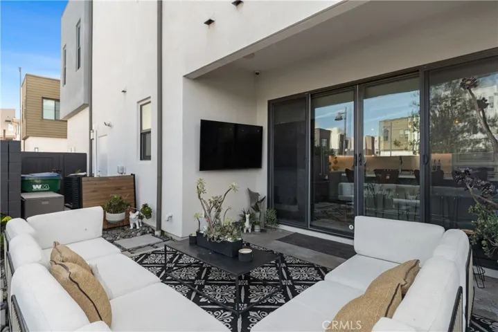 Private side yard