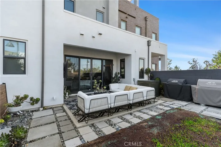Private side yard