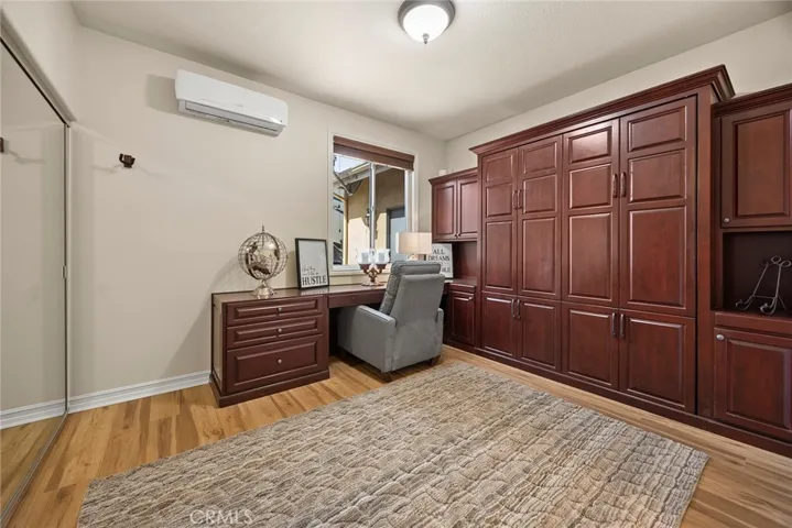 Murphy Bed that you can use as an office or a Bedroom-Ensuite