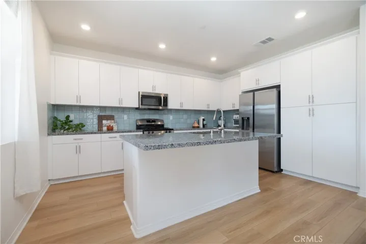 Beautiful kitchen with island breakfast bar