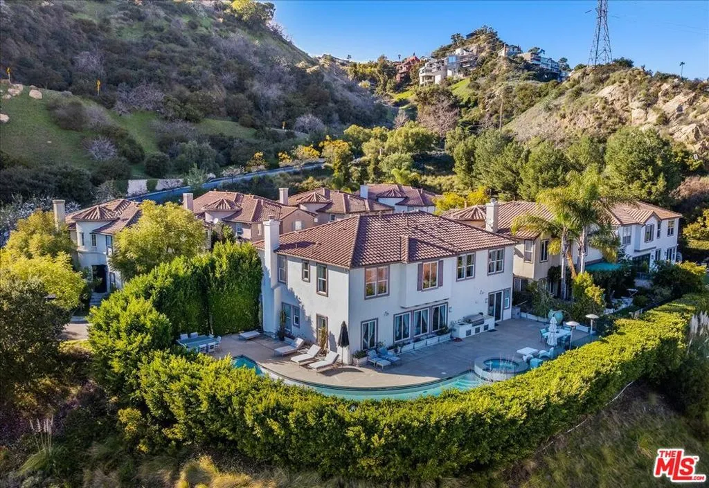 2752 Stone View Court, Los Angeles, California 90068 home-pic-0