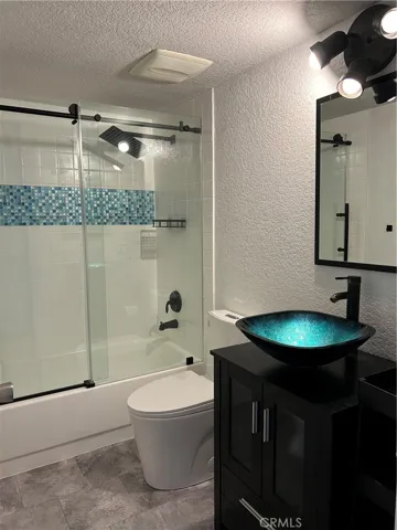 Second Bathroom in Hallway