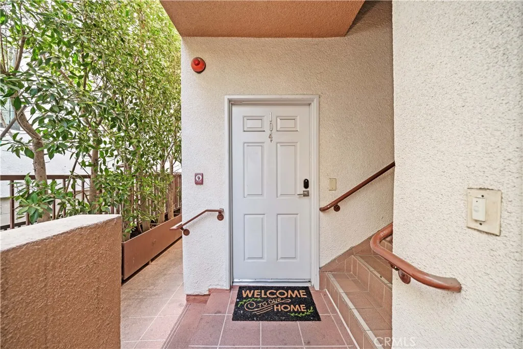 945 N Hudson Avenue 104, Los Angeles, California 90038 home-pic-1