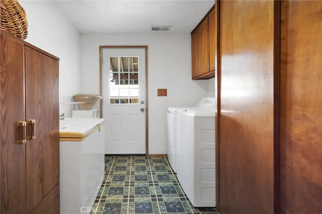 2329 E Canyon Drive, Wrightwood, California 92397 home-pic-20