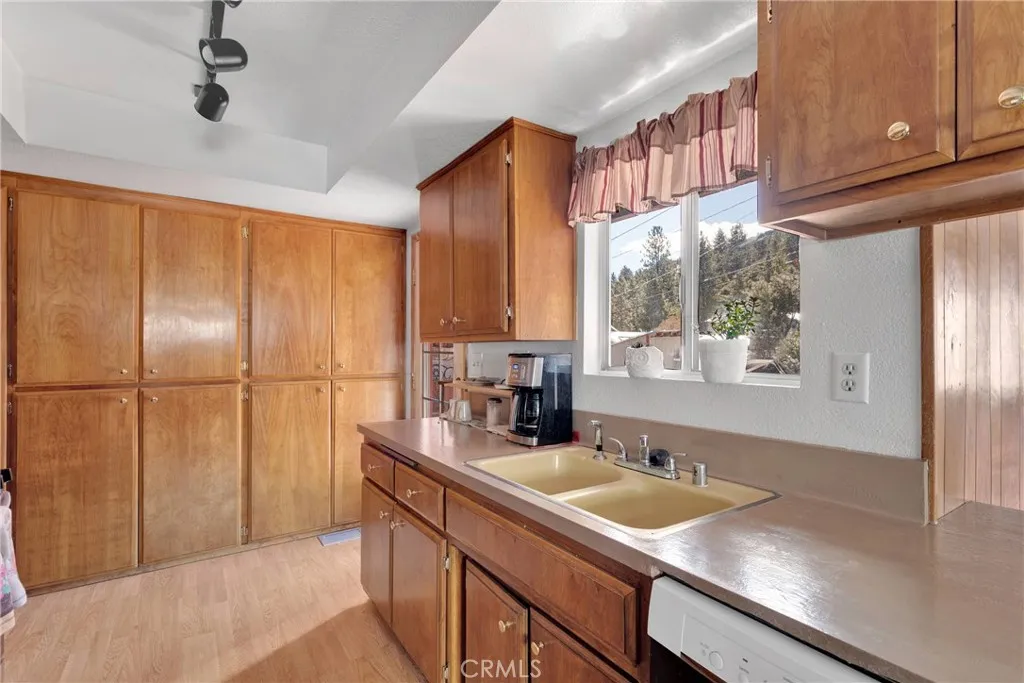 2329 E Canyon Drive, Wrightwood, California 92397 home-pic-11