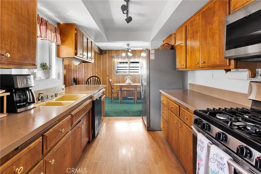 2329 E Canyon Drive, Wrightwood, California 92397 home-pic-12