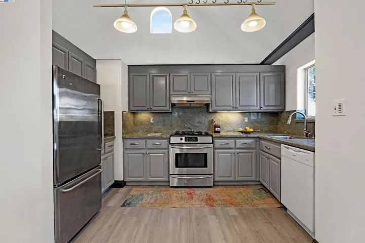 7425 Skyline Blvd, Oakland, California 94611