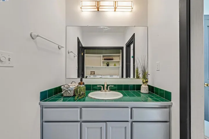 7425 Skyline Blvd, Oakland, California 94611