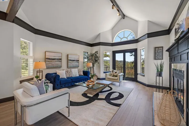 7425 Skyline Blvd, Oakland, California 94611