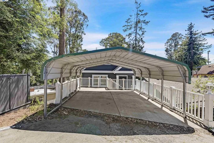 7425 Skyline Blvd, Oakland, California 94611