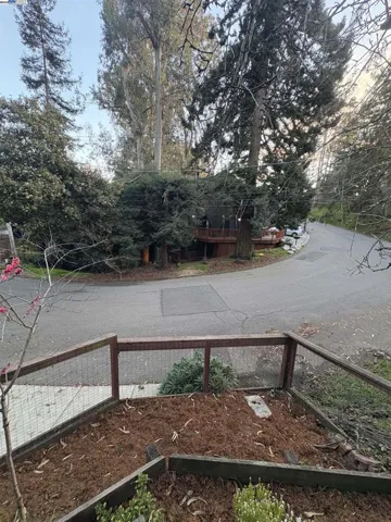 7425 Skyline Blvd, Oakland, California 94611