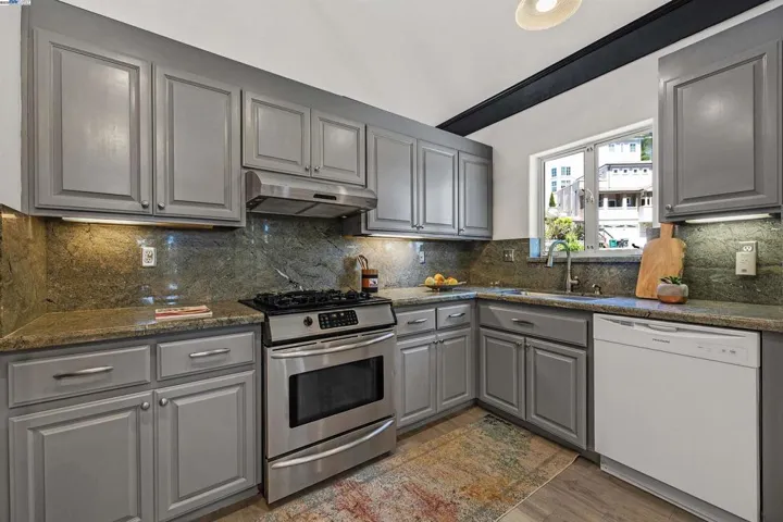 7425 Skyline Blvd, Oakland, California 94611