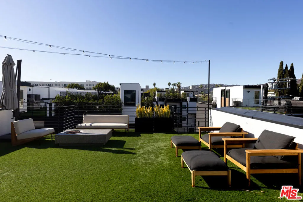 1204 N Thomas Lane, Los Angeles, California 90038 home-pic-17