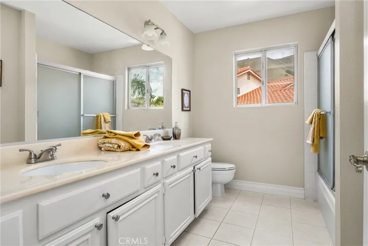 Upstairs full bathroom.