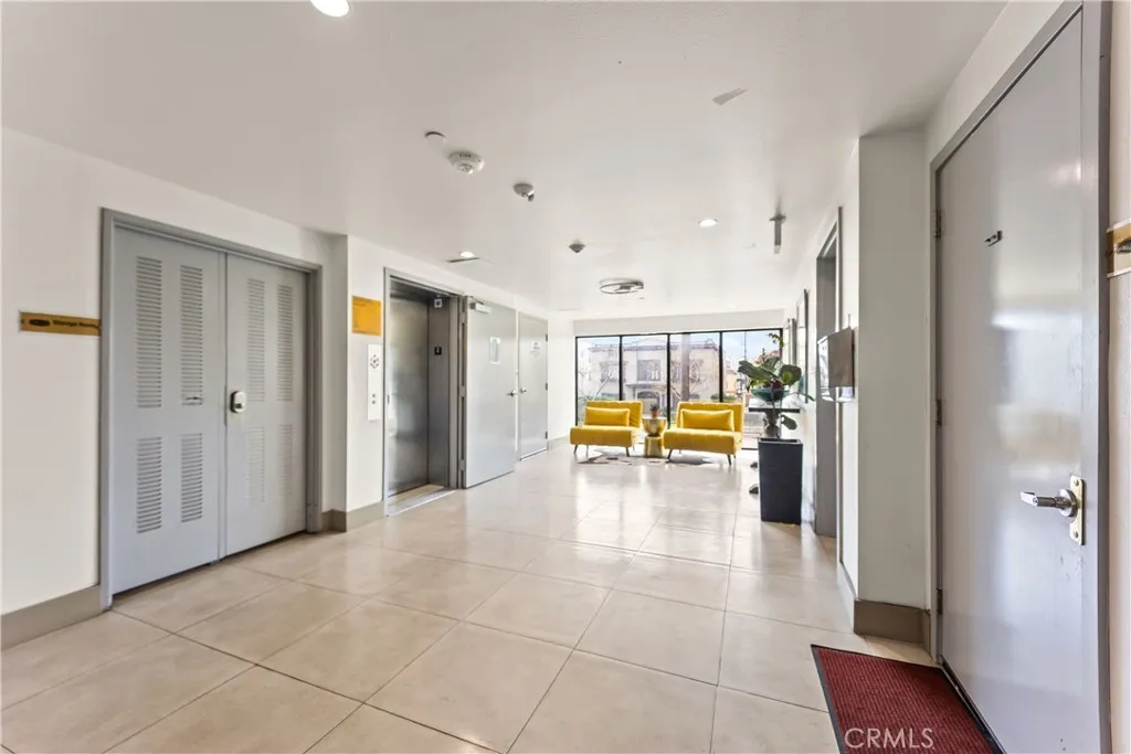 2939 Leeward Avenue 310, Los Angeles, California 90005 home-pic-3