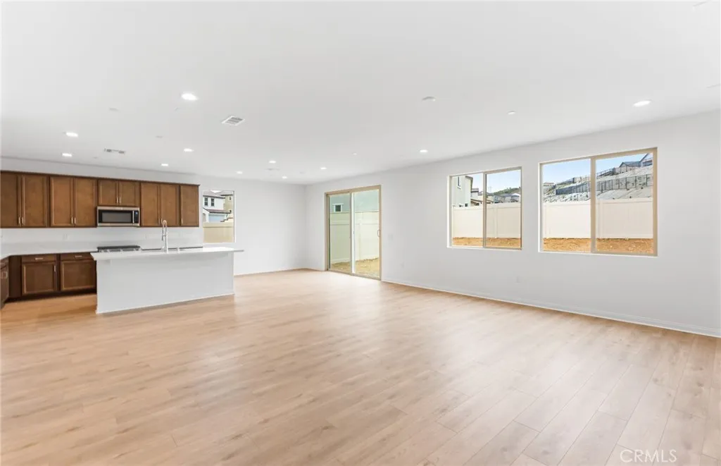 3920 Hudson Lane, Lake Elsinore, California 92530 home-pic-2