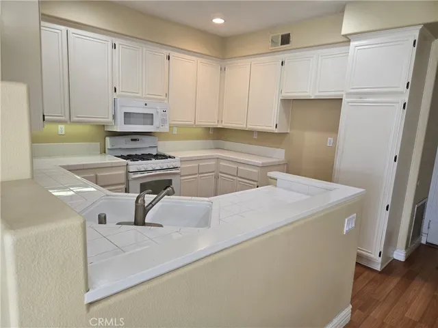 KITCHEN W/ WOOD LAMINATE FLOORING