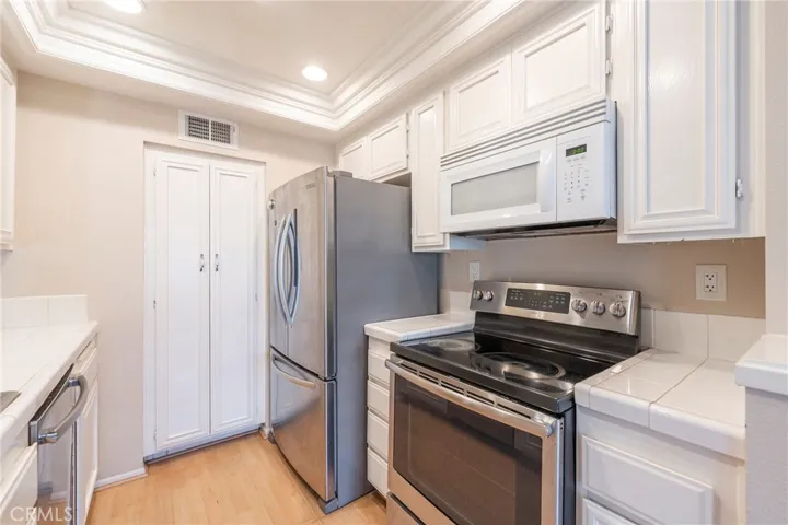 30 Christamon S 53, Irvine, California 92620